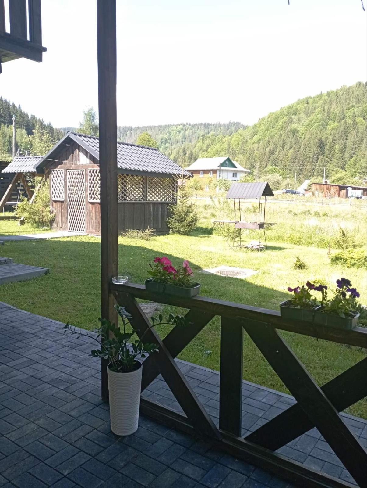 U Anastasii I Sofii Bilya Richki Pensionat Mykulytjyn Exteriör bild